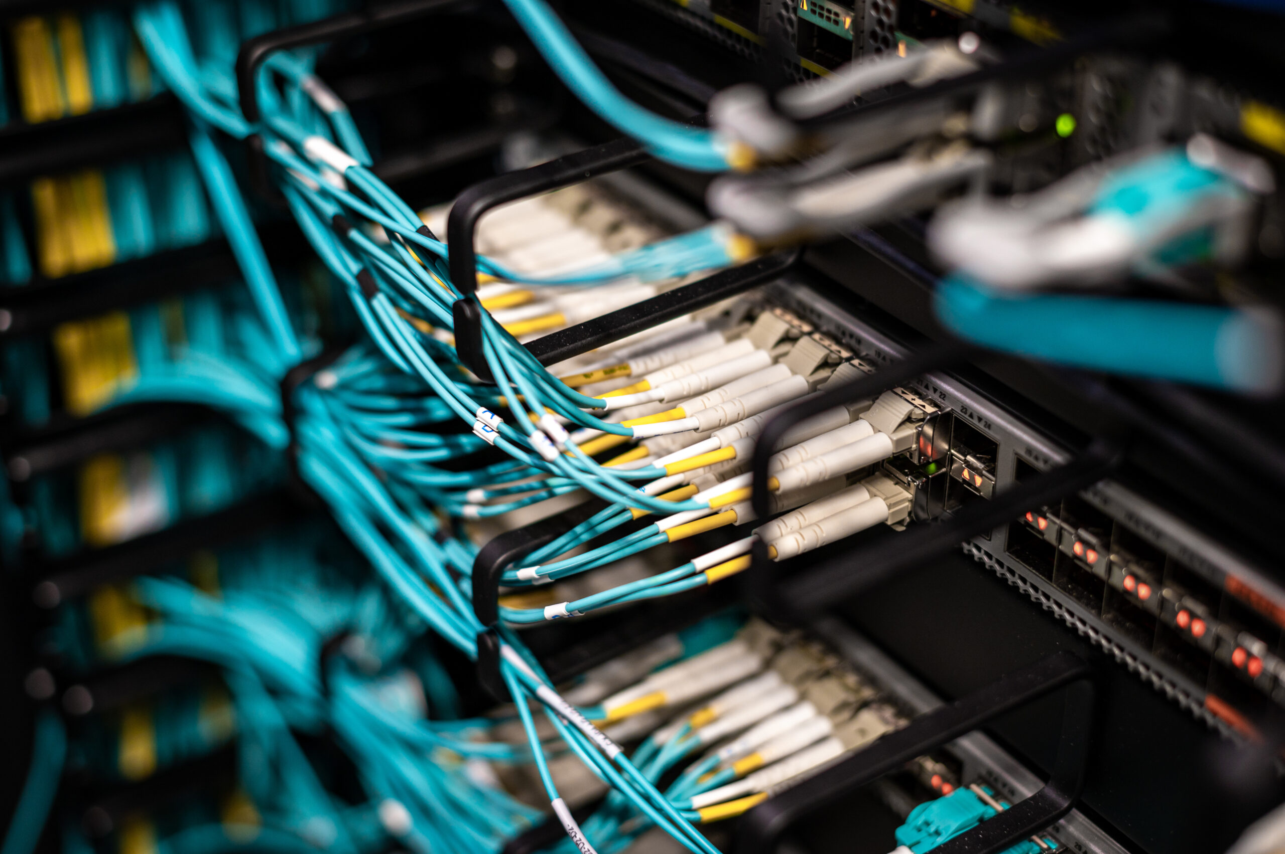 データセンターの光ファイバー接続とネットワーク配線のイメージ