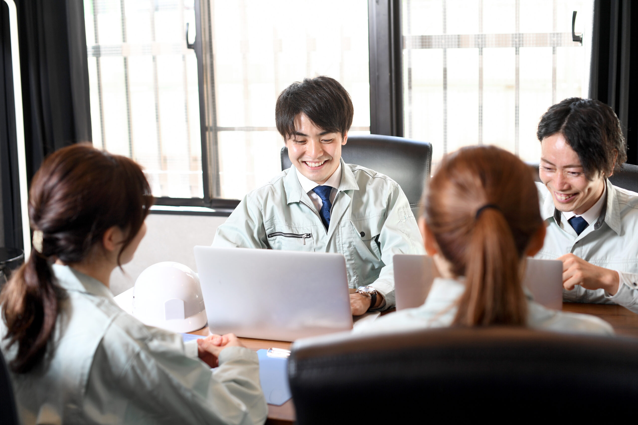 計画を共有しながら打ち合わせをする技術チームのイメージ