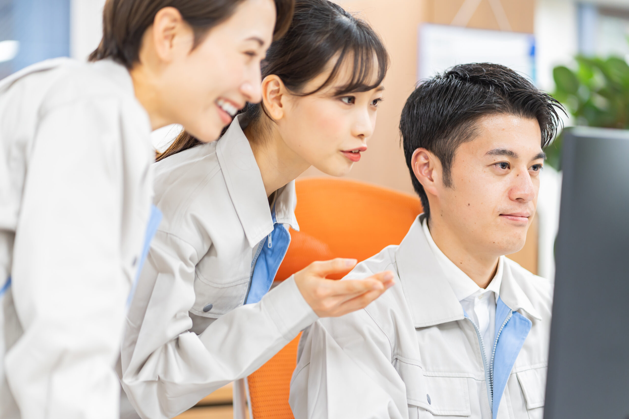 技術について意見を交わす日本人チームのイメージ